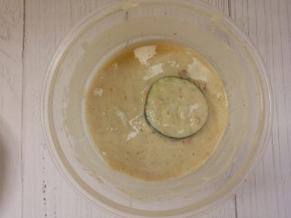 18、炸茄盒,把茄子片中间夹上肉馅，然后放面糊里沾上面糊