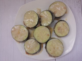 19、炸茄盒,如图