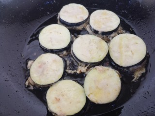 20、炸茄盒,入锅炸