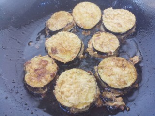 21、炸茄盒,炸至如图，金黄有点焦即可