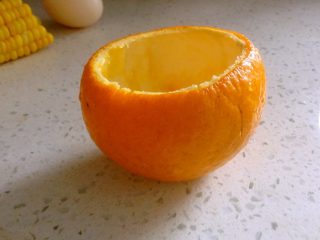 1、橙虾蒸蛋,如图将橙子果肉挖出待用