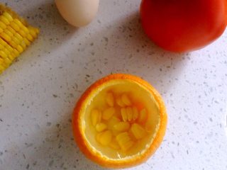 2、橙虾蒸蛋,如图将玉米虾皮装入橙杯底