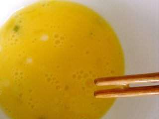 3、橙虾蒸蛋,如图将鸡蛋打散，放少许盐和葱，再加点温水