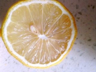 4、橙虾蒸蛋,如图挤点儿柠檬汁，不要太多，太酸小朋友不喜欢