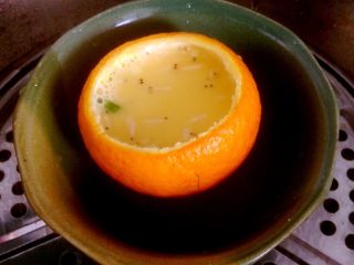 5、橙虾蒸蛋,如图放碗里入蒸锅，十分钟即可