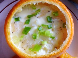 6、橙虾蒸蛋,如图撒上葱花，香嫩的橙虾蒸蛋可以上桌了