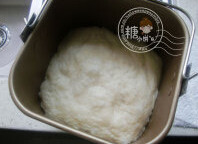 1、巧克力土司,中种材料混合揉成面团,放温暖处发酵4个小时