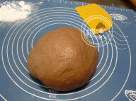 2、巧克力土司,加入主面团材料后油法揉至可以拉出大片薄膜