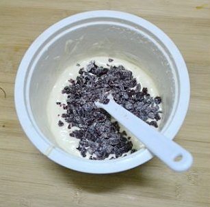 5、淡奶油蔓越梅蛋糕,蔓越梅切小粒，放入一点的面粉，让蔓越梅均匀的裹上一层薄薄的面粉，再加入到搅拌好的淡奶油蛋糕糊里，稍翻拌几下至均匀。