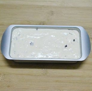 6、淡奶油蔓越梅蛋糕,将搅拌好的糊放入不粘的模具里。