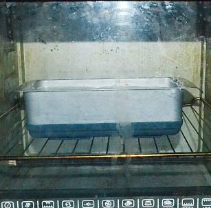 7、淡奶油蔓越梅蛋糕,烤箱180度预热，用烤网放中下层，上下火烤48分钟，至表面金黄即可。