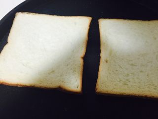 3、好好ci牌鸡蛋吐司,面包片丢进饼锅 （妈妈买的 北方 烙饼的锅 特好使）没有可以用平底锅