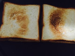 4、好好ci牌鸡蛋吐司,翻个面