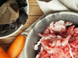 1、鱼香肉丝,准备好所有食材