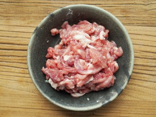 2、鱼香肉丝,先腌制肉丝