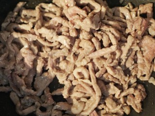 8、鱼香肉丝,腌制好的肉丝，下锅翻炒至熟