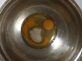 3、猫爪蛋糕,鸡蛋打入打蛋盆中，加入砂糖搅拌均匀。
