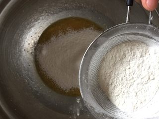 4、猫爪蛋糕,筛入面粉