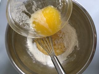 5、猫爪蛋糕,倒入黄油