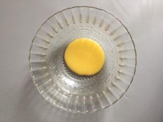 7、猫爪蛋糕,取少量面糊倒入碗中