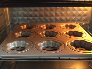 11、猫爪蛋糕,放入烤箱170度，40秒，取出。固定巧克力面糊。