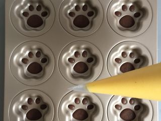12、猫爪蛋糕,将原味面糊装入裱花袋中