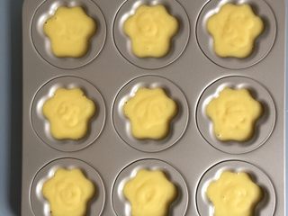 13、猫爪蛋糕,挤入烤盘。