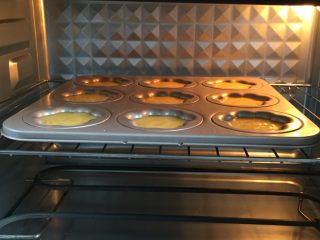 14、猫爪蛋糕,中层170度，上下火。15到17分钟。