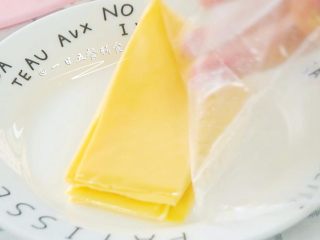 3、咖喱蛋卷 宝宝辅食，鸡蛋+奶酪+淀粉,奶酪切两半备用。