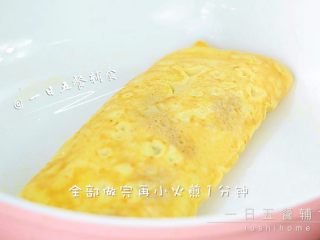 5、咖喱蛋卷 宝宝辅食，鸡蛋+奶酪+淀粉,8分熟从另一边再卷过来，如果还有蛋液继续倒蛋液继续卷。全部做完再小火煎1分钟出锅。