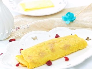 6、咖喱蛋卷 宝宝辅食，鸡蛋+奶酪+淀粉,盛出来准备切段。