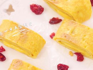 8、咖喱蛋卷 宝宝辅食，鸡蛋+奶酪+淀粉,融化的奶酪溢出来了，趁热吃哦~冷了奶酪会凝固。放了点咖喱粉，美味提升好几个层次，我放的还不算多，喜欢的话还可以再放2克。