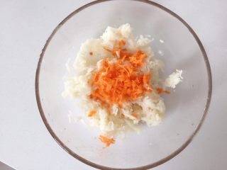 2、鲜肉莲藕丸子,把胡萝卜也刨丝