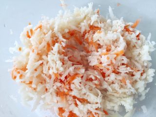 3、鲜肉莲藕丸子,搅拌均匀