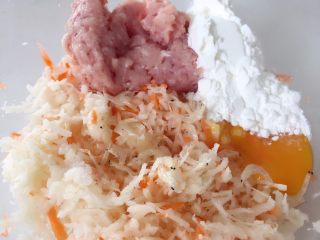 4、鲜肉莲藕丸子,将肉馅与步骤5中藕丝和胡萝卜丝混合，并加入淀粉、虾米、鸡蛋、少许盐。