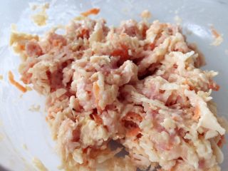 5、鲜肉莲藕丸子,搅拌均匀后打至上劲