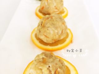 6、鲜肉莲藕丸子,凉水上蒸锅，煮沸后15分钟左右即可取出。