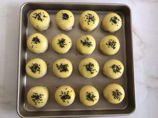 23、蛋黄酥（黄油版）,撒上黑芝麻，放入提前预热好的烤箱180度30分钟