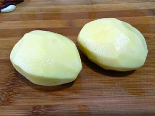 2、圆土豆＋香辣土豆丝,土豆削皮洗净