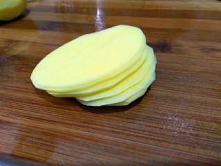 3、圆土豆＋香辣土豆丝,切薄片如上图码好