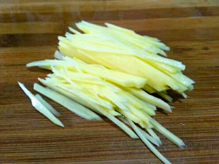 4、圆土豆＋香辣土豆丝,如上图切丝