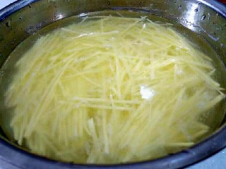 5、圆土豆＋香辣土豆丝,切好的土豆丝泡清水中