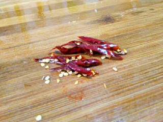 8、圆土豆＋香辣土豆丝,干辣椒如上图斜着切丝