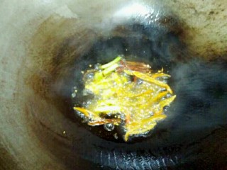 14、圆土豆＋香辣土豆丝,油熟下干辣椒丝，泡椒丝，蒜片，小葱葱白爆香。