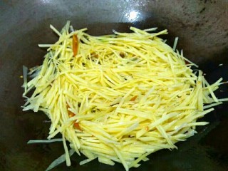 16、圆土豆＋香辣土豆丝,翻炒均匀