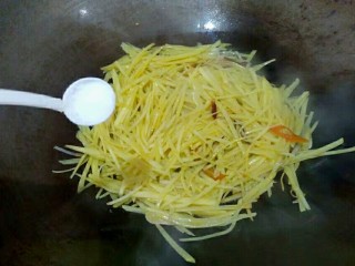 17、圆土豆＋香辣土豆丝,炒至土豆丝变色，加适量的盐，翻炒均匀。