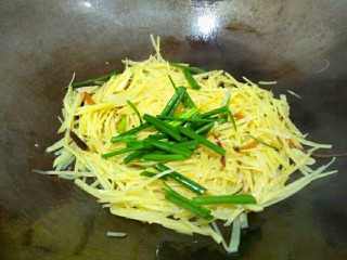19、圆土豆＋香辣土豆丝,加入葱叶段