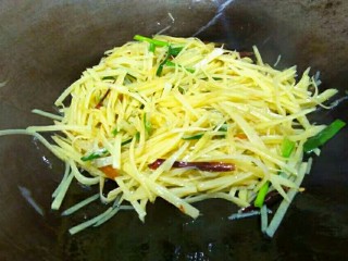 20、圆土豆＋香辣土豆丝,翻炒均匀即可