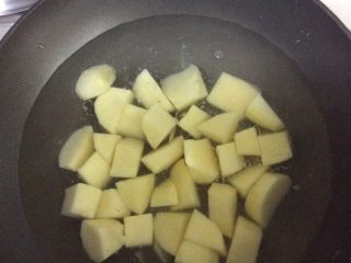 3、牛奶土豆泥,土豆洗净，去皮切小块，然后锅内煮成酥软状。