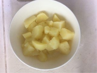4、牛奶土豆泥,捞起沥干水分。等放凉，十分钟左右。